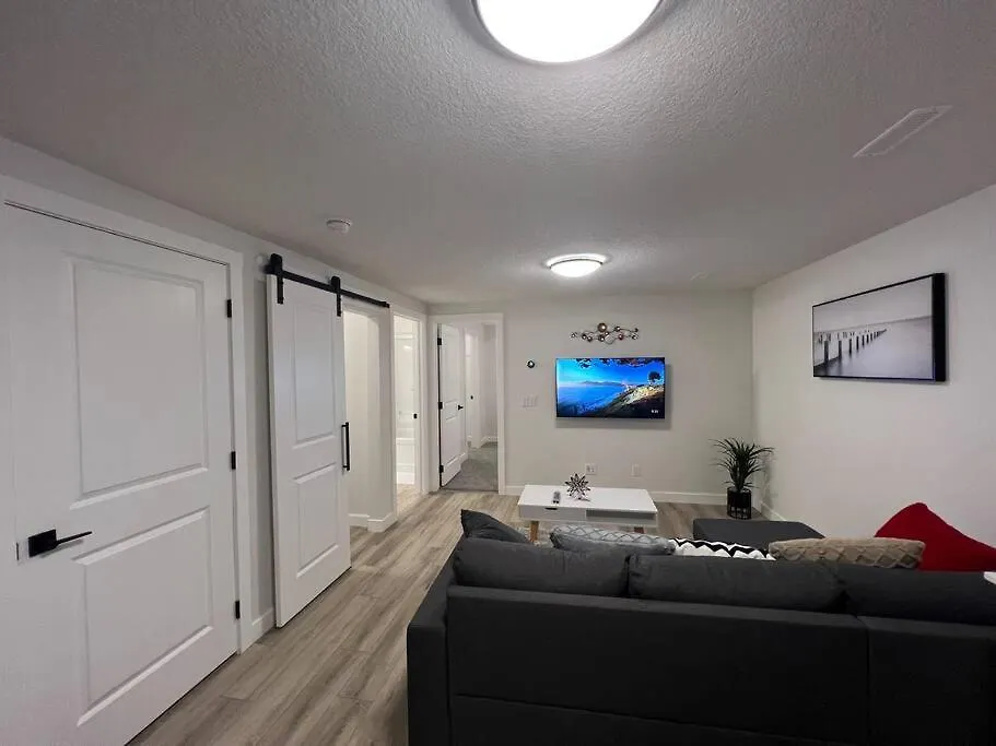 Cozy New Suite In Nw Calgary