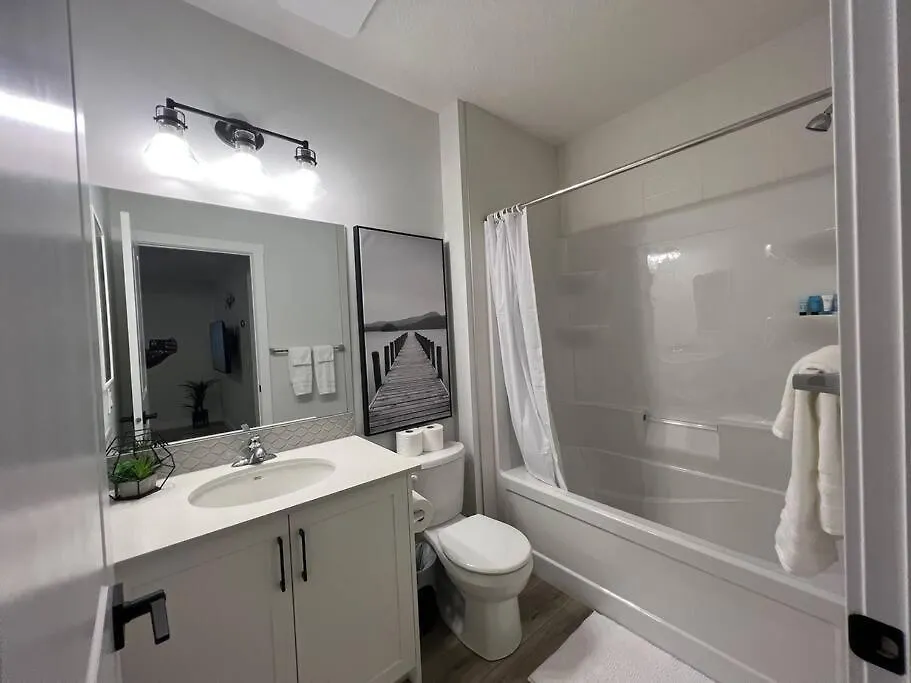 Cozy New Suite In Nw Calgary 0*,