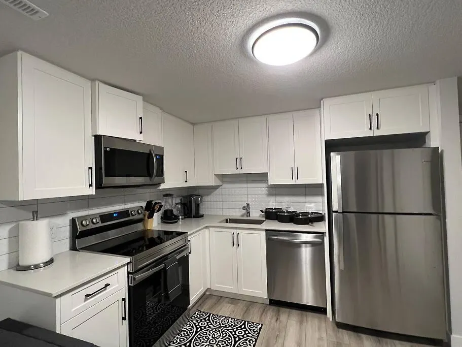 Cozy New Suite In Nw Calgary