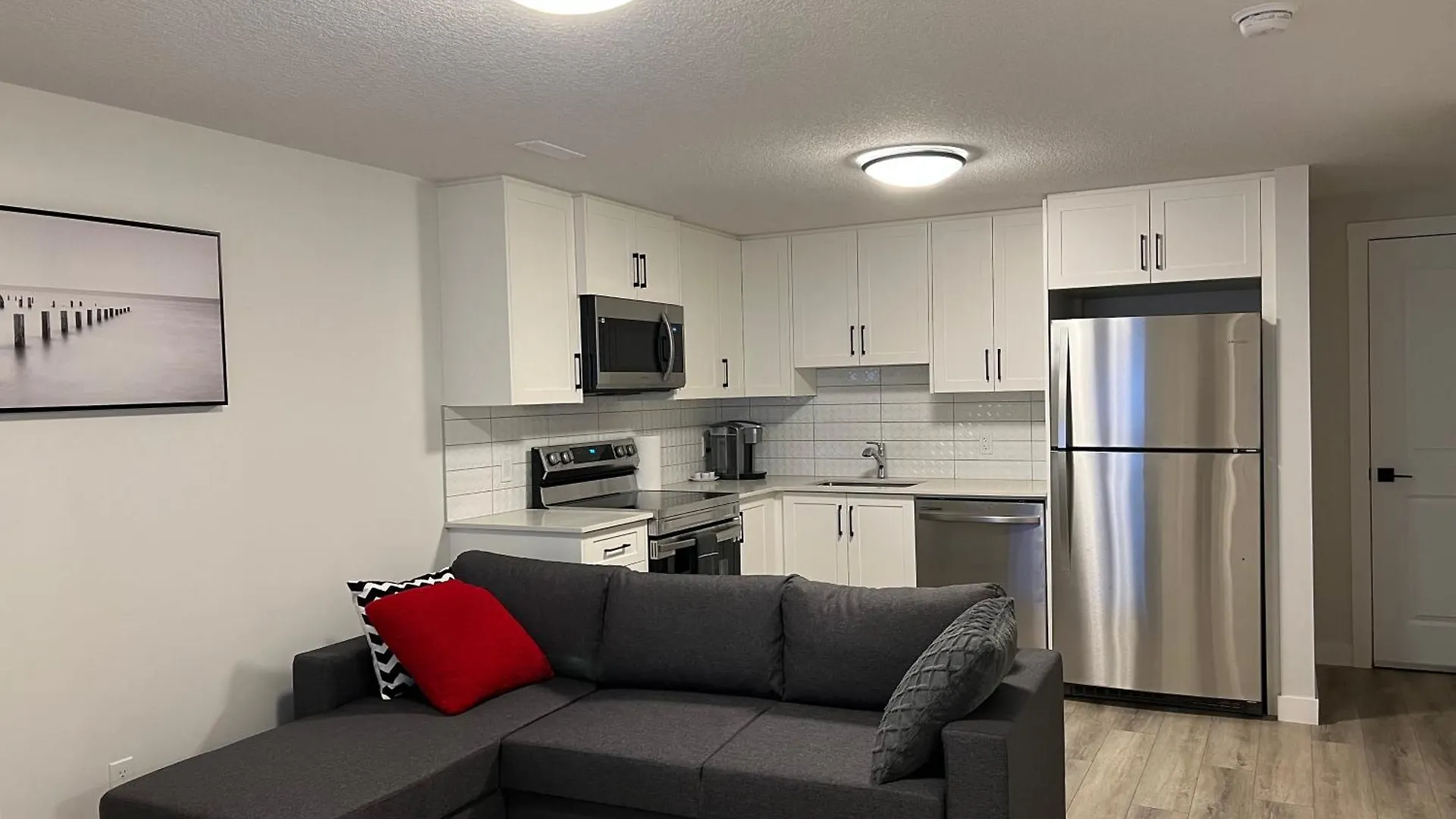 Cozy New Suite In Nw Calgary Canada