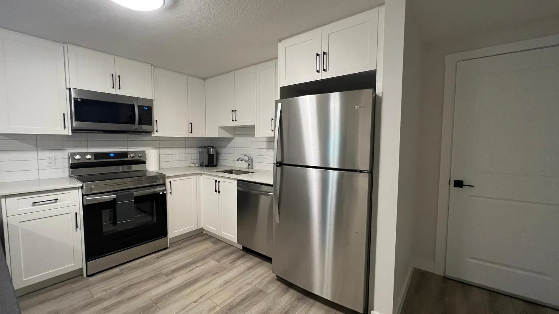 Cozy New Suite In Nw Calgary Canada