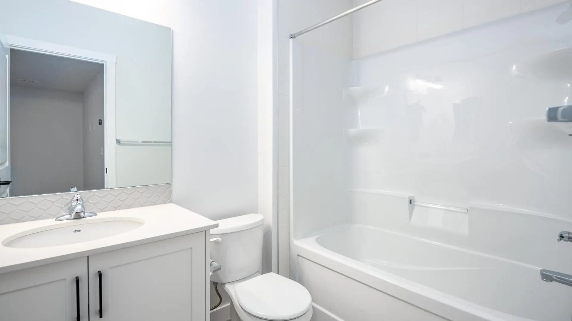 Cozy New Suite In Nw Calgary Canada