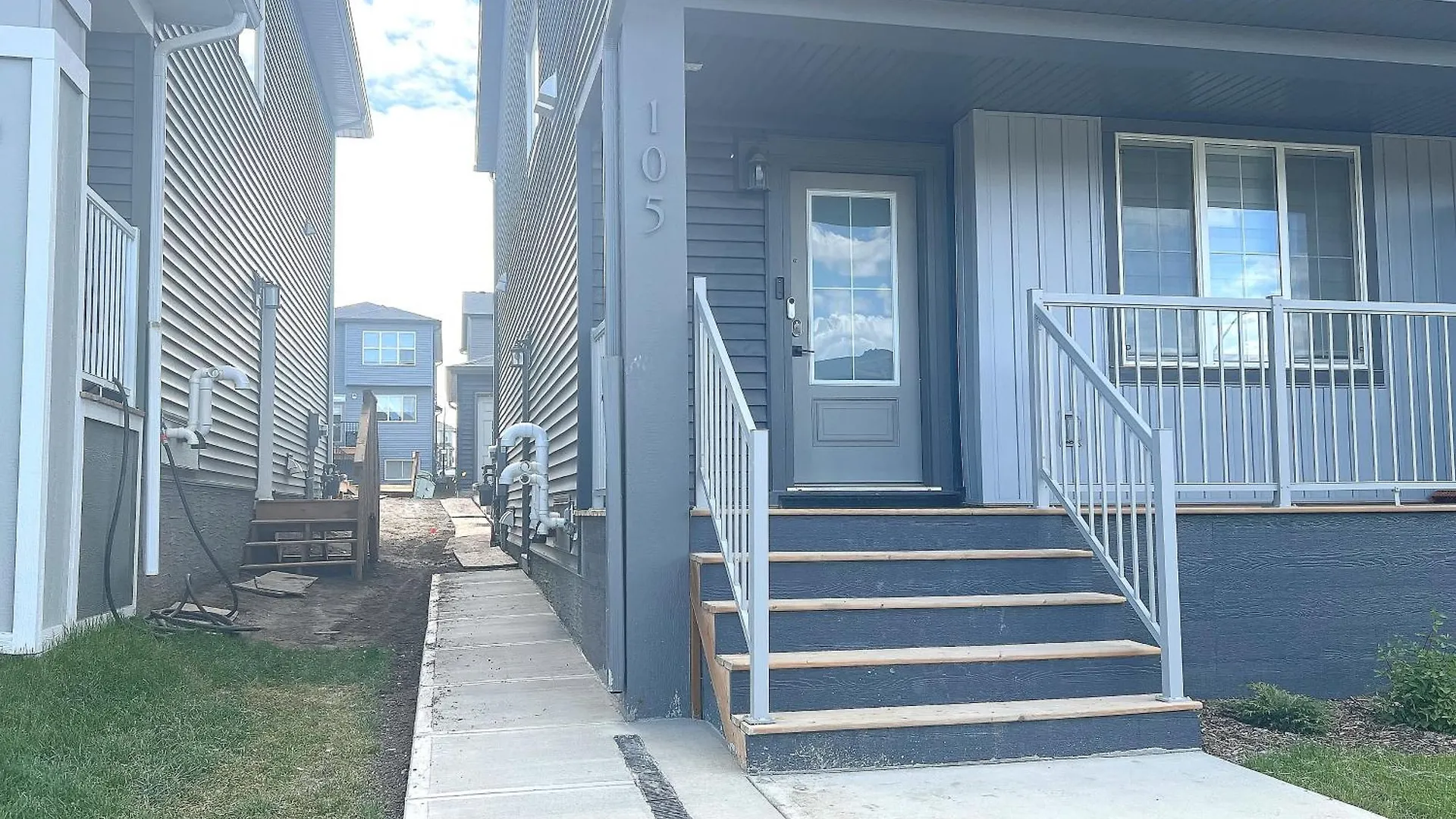 Cozy New Suite In Nw Calgary location