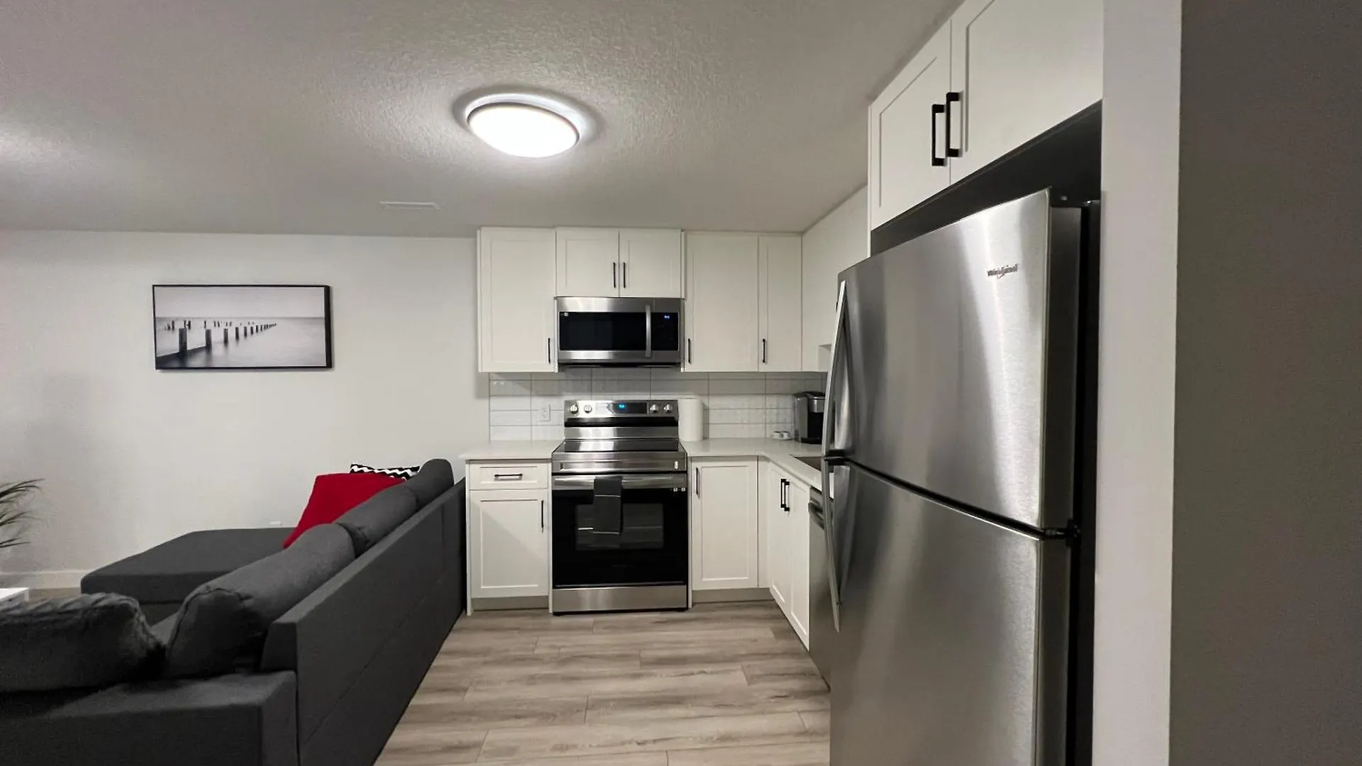 Cozy New Suite In Nw Calgary Canada